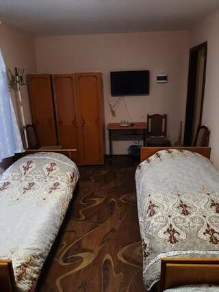 Отель Hotel Pivdennyi Oleksandriya Кровать в общем номере с 4 кроватями-6
