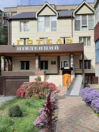 Отель Hotel Pivdennyi Oleksandriya Двухместный номер с 2 отдельными кроватями и душем-17
